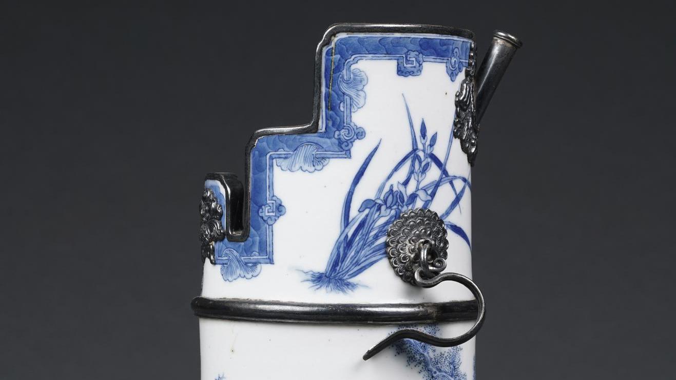 Chine pour le Vietnam, XIXe ou XXe siècle. Pipe à eau à opium en porcelaine dite... Le bleu de Huê,  une histoire de regard
