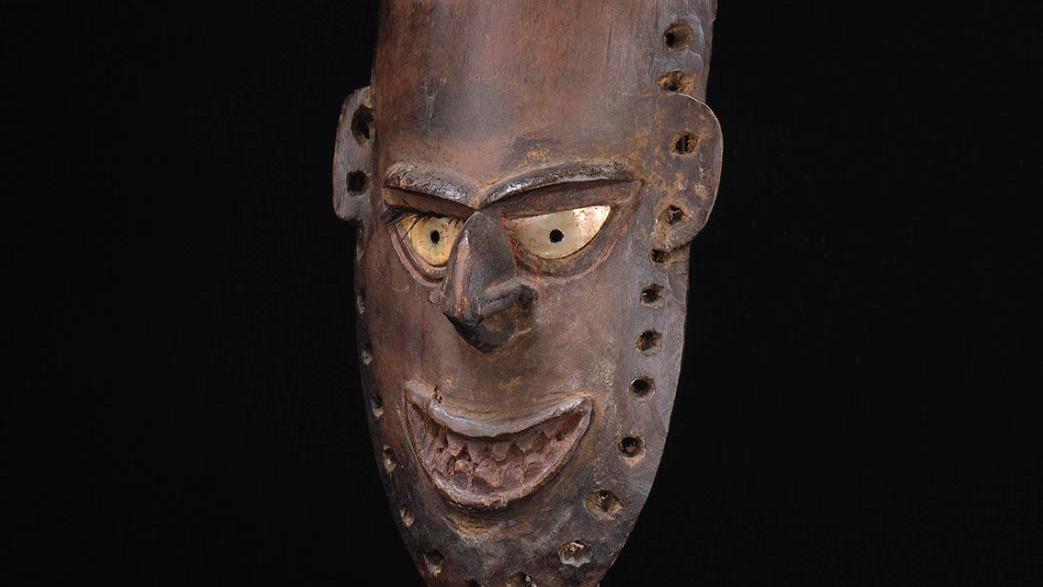 Masque biwat en bois dur, Sépik, Papouasie - Nouvelle-Guinée, h. 28 cm. Estimation :... Papouasie - Nouvelle-Guinée : masque de la vallée de la Yuat