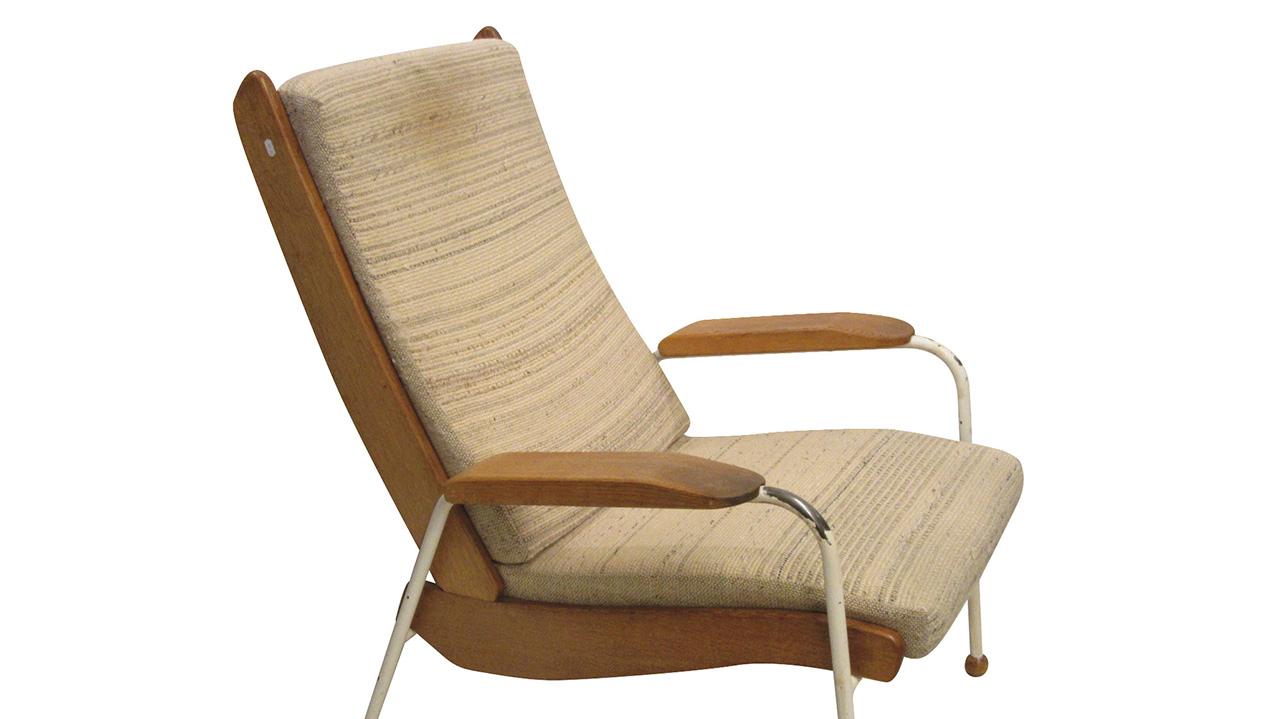 Jean Prouvé (1901-1984), fauteuil Visiteur « à lattes », en tôle d’acier laquée blanc,... De Jean Prouvé pour sa fille
