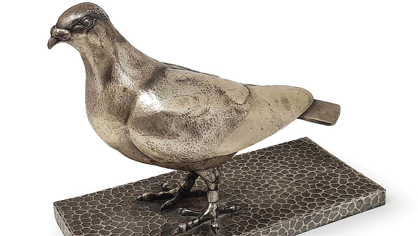 Gaston Étienne Le Bourgeois (1880-1956), Pigeon voyageur, bronze argenté sur socle... L’envol d’un pigeon art déco de Le Bourgeois
