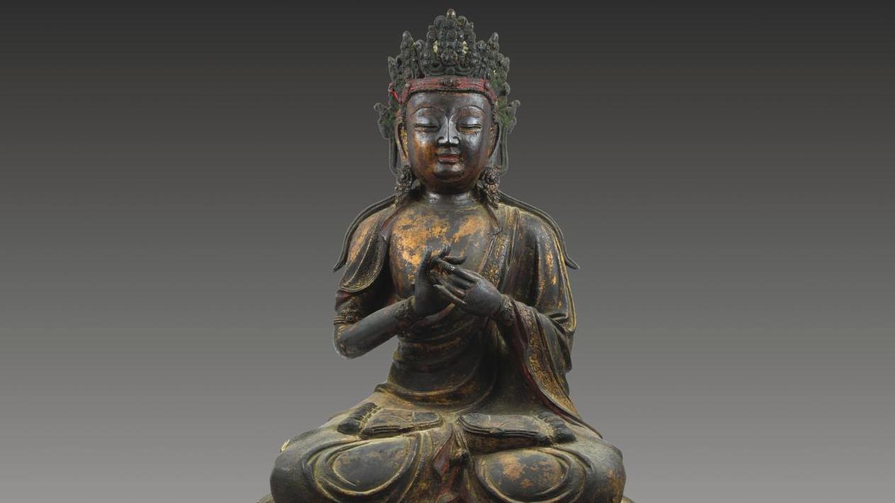 XVIe siècle. Sujet sino-tibétain en bronze anciennement laqué et doré, représentant... Un panthéon de divinités sino-tibétaines