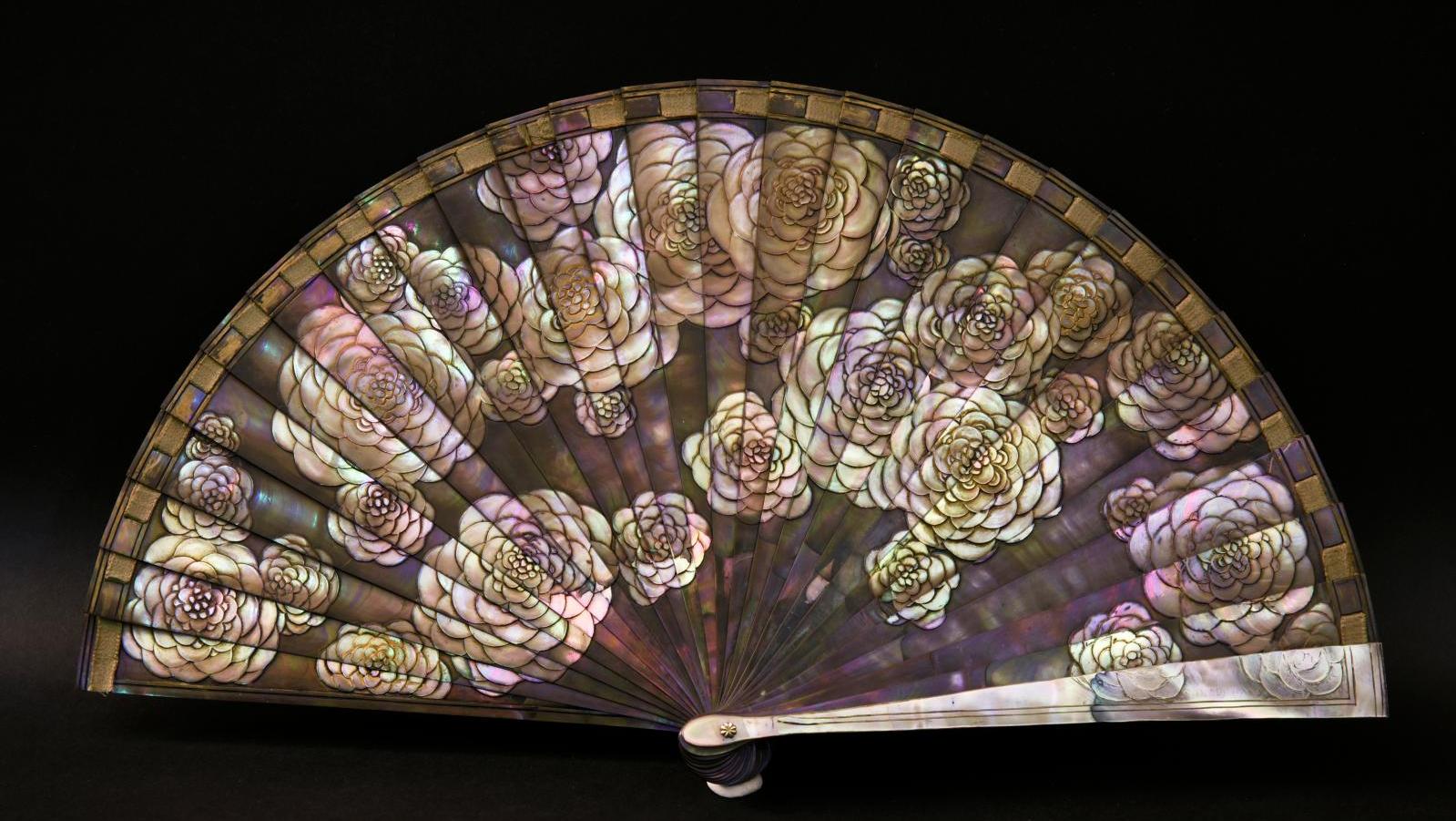 Georges Bastard (1881-1939), Les Camélias, folding fan in changing goldfish mother-of-pearl,... An Art Deco Fan by Georges Bastard