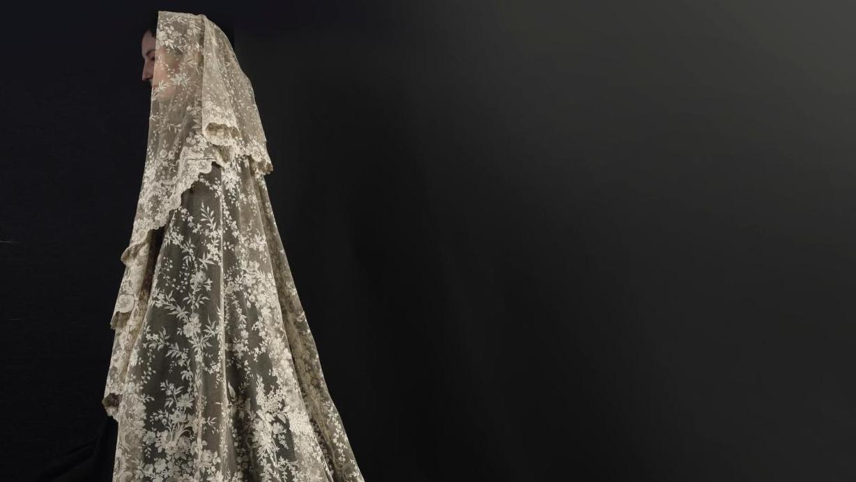 Alençon, 3e quart du XIXe siècle, voile de mariée en dentelle à l'aiguille, 360 x 205 cm. Paris,... D comme dentelle