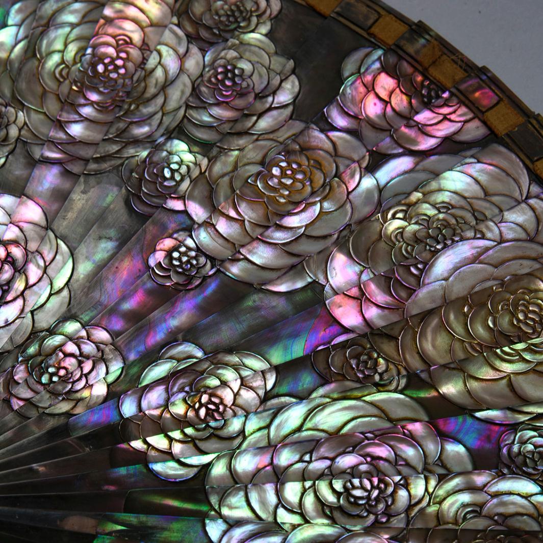 Un éventail art déco à décor de fleurs de nacre - Zoom