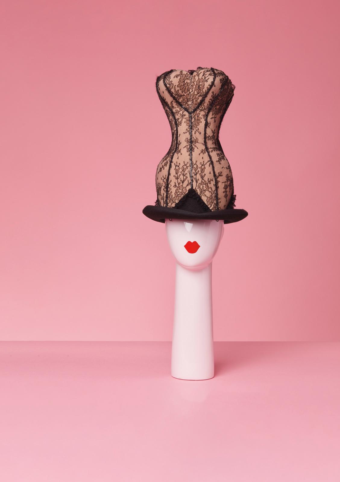 Chantal Thomass, chapeau «corset» en feutre et dentelle noire, h. 33 cm, réalisation Maison Michel. Estimation : 400/600 € © JO ZHOU