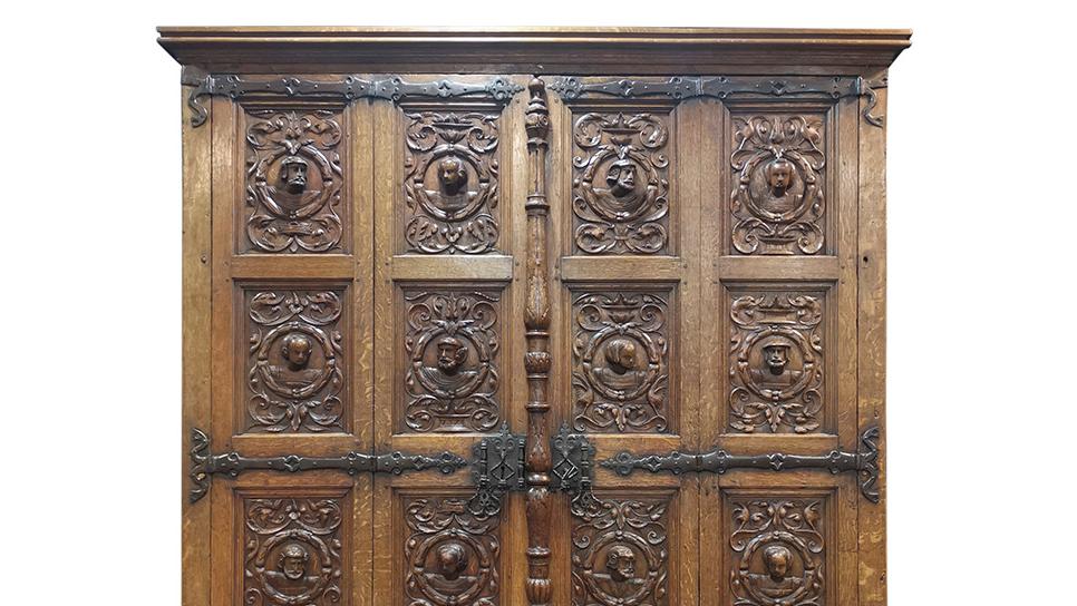 Flandre, première moitié du XVIe siècle. Armoire en chêne sculpté et fer forgé, 212 x 165 x 72 cm.... Armoire flamande de la Renaissance