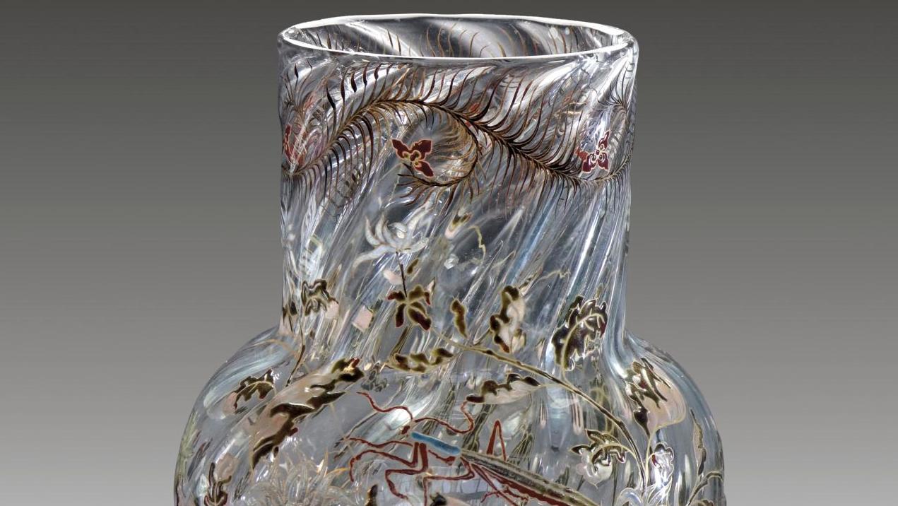 Émile Gallé (1846-1904), vase en verre transparent tors à décor émaillé et rehauts... La mante de Gallé versus une table de Chale