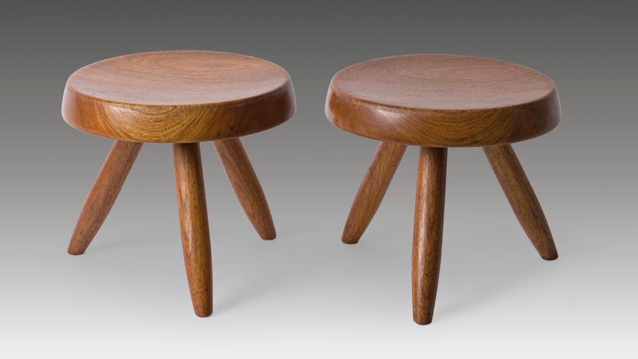 Charlotte Perriand (1903-1999), paire de tabourets en bois massif modèle «Berger»,... Le minimalisme de Perriand au plus haut