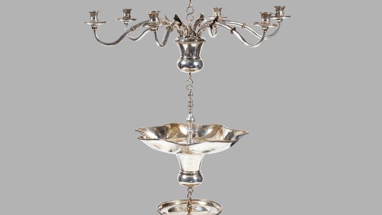 Lampe de shabbat et chandelier en argent, Leeuwarden, Pays-Bas, 1789, h. 105, l.... Judaica : une collection en apesanteur