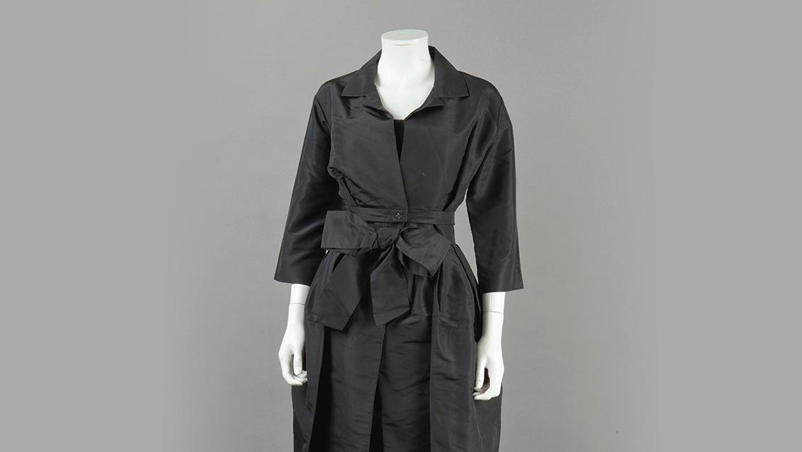 Christian Dior par Yves Mathieu Saint Laurent, robe bustier en taffetas noir, jupe... Christian Dior par Yves Saint Laurent