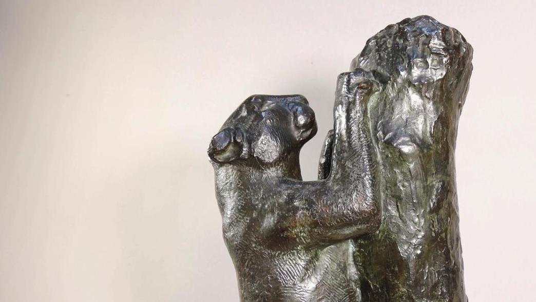 Georges Lucien Guyot (1885-1973), Panthère aiguisant ses griffes, bronze, cire perdue,... La griffe d’un grand animalier