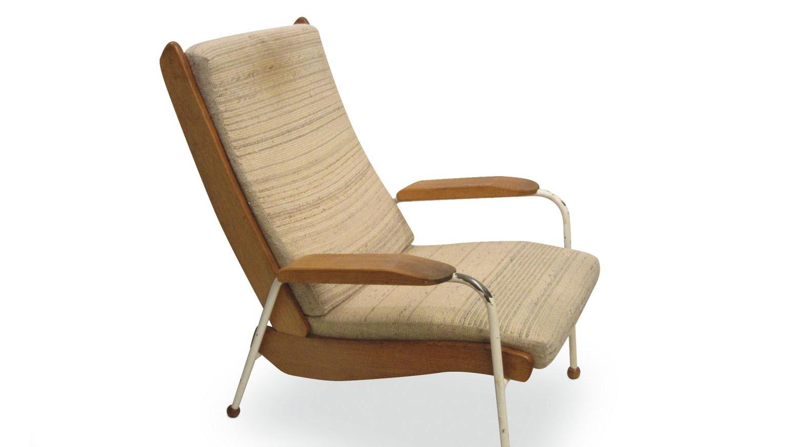 Jean Prouvé (1901-1984), fauteuil Visiteur «à lattes» en tôle d’acier laquée blanc,... Enchères triomphales pour le mobilier de Jean Prouvé