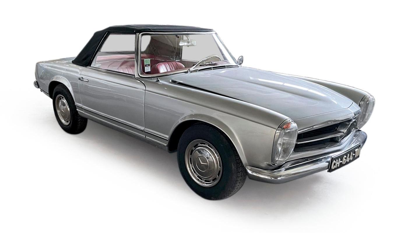 Mercedes «Pagode» 230 SL, 1964, 13 cv fiscaux, numéro de série : 11304210006247,... À Vannes, doublé gagnant  pour les Mercedes «Pagode»