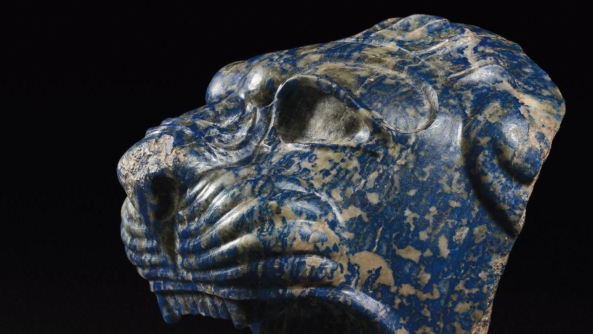 Moyen-Orient, art néo-assyrien, IXe-VIIIe siècle av. J.-C. Tête de lionne rugissant... Une lionne assyrienne en lapis-lazuli
