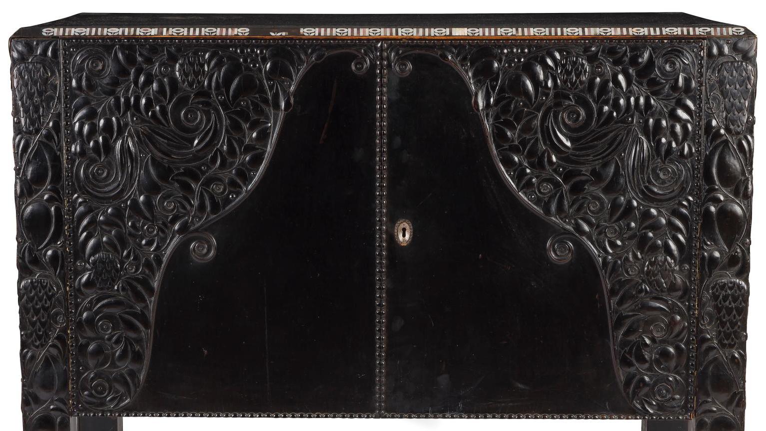 Josef Hoffmann (1870-1956), meuble ouvrant par deux portes en façade, 1911-1912,... Josef Hoffmann in the spotlight