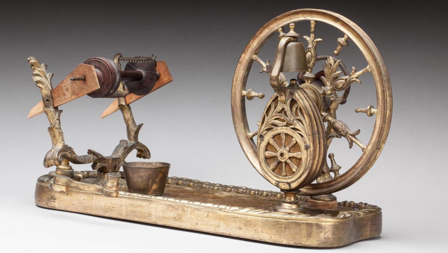 1 860 €XVIIIe siècle, rouet de salonen bronze ciselé et doré, décor feuillagé, mécanisme... Cote : les outils anciens