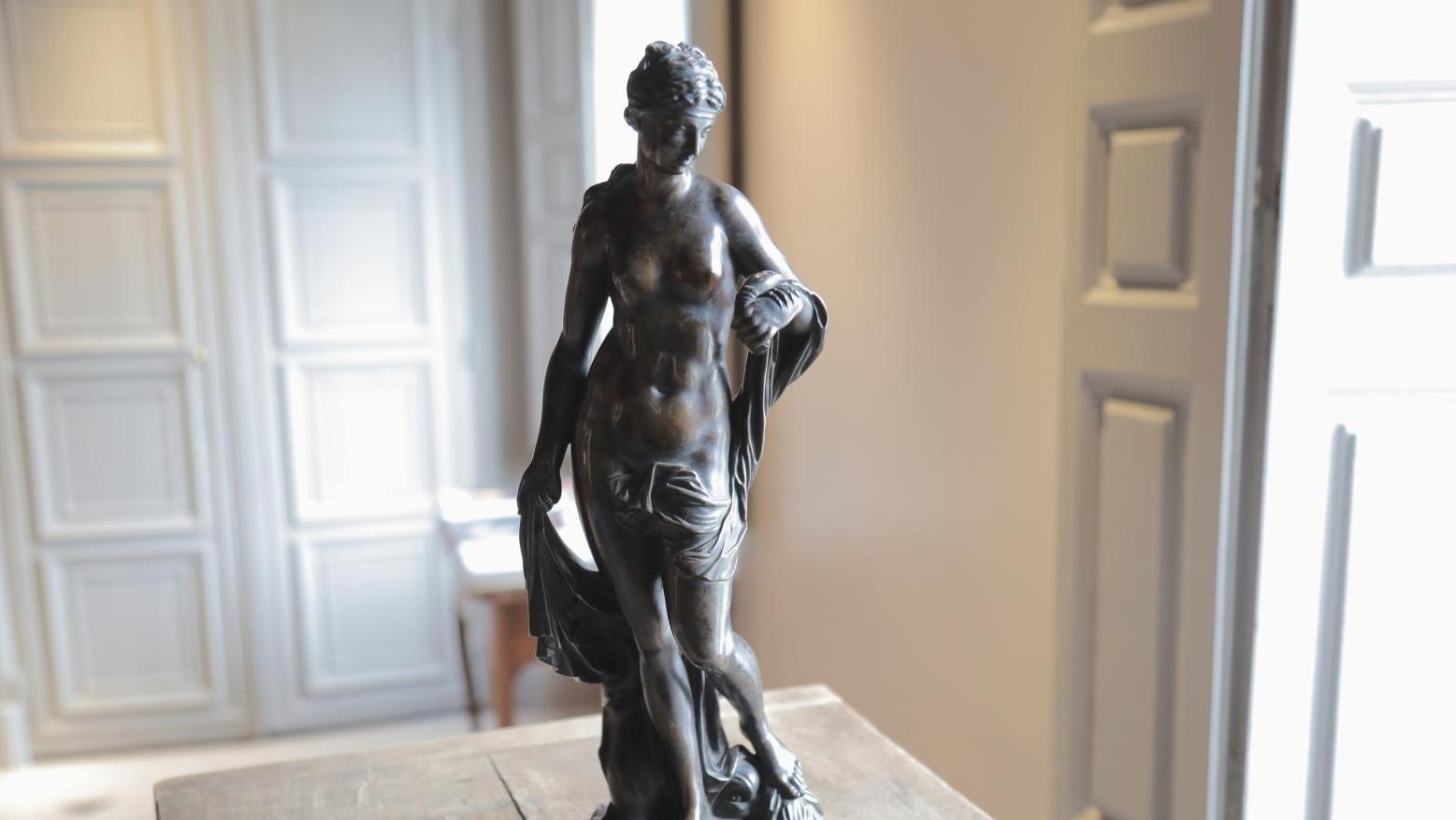 Michel Anguier (1612-1686), Amphitrite tranquille, bronze à patine brun nuancé de... La tranquillité d’Amphitrite transcendée par Michel Anguier