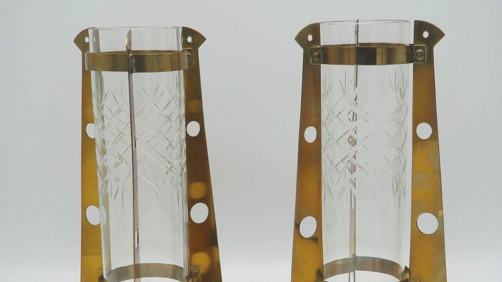 Gustave Serrurier-Bovy (1858-1910). Paire de vases en cristal taillé, monture en... Gustave Serrurier-Bovy, précurseur du design moderne