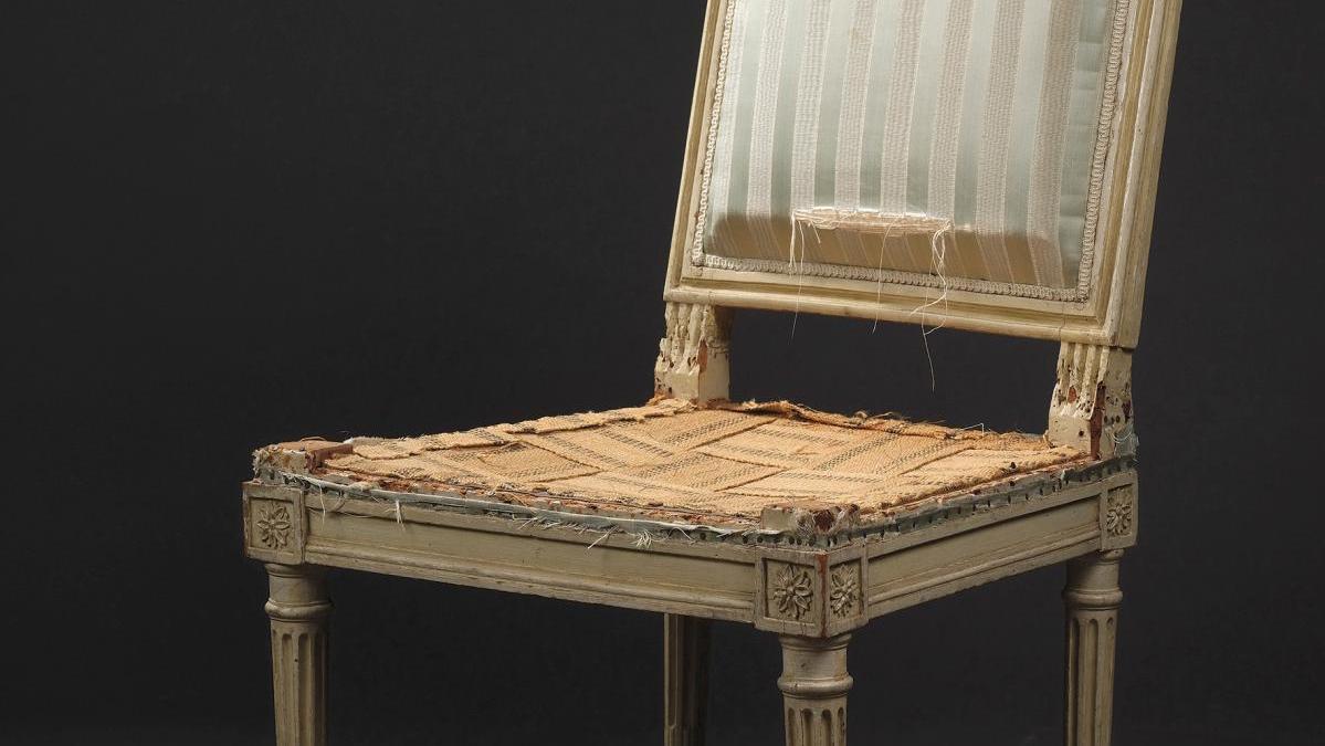 Époque Louis XVI. Chaise en bois mouluré et sculpté, estampille de Georges Jacob (1739-1814),... Une très noble assise de Jacob