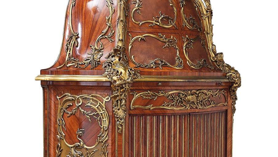 Fin XIXe siècle. Cartonnier à horloge de style Louis XV ouvrantà deux portes simulant... Un cartonnier de style Louis XV 