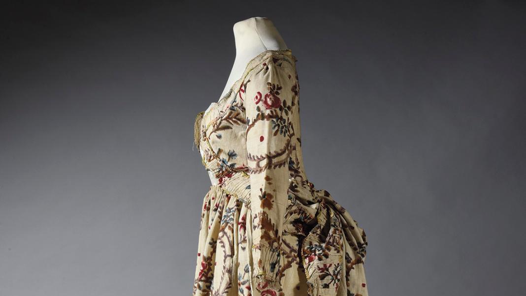 Robe à l’anglaise retroussée en polonaise, indienne, vers 1780. Adjugé : 8 501 €... Une robe à l'anglaise fin XVIIIe siècle