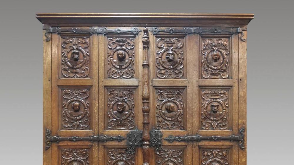 Flandre, première moitié du XVIe siècle. Armoire en chêne sculpté et fer forgé, 212 x 165 x 72 cm.... Les fastes de la Renaissance flamande