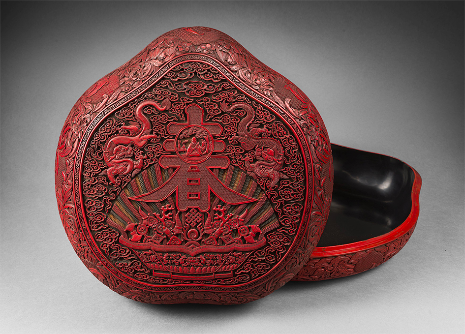 Chine - Époque Qianlong (1736-1795)Paire de boites en forme de pêche de longévité en laque rouge, noir, vert et jaune sculpté.Dim. 46 x 46