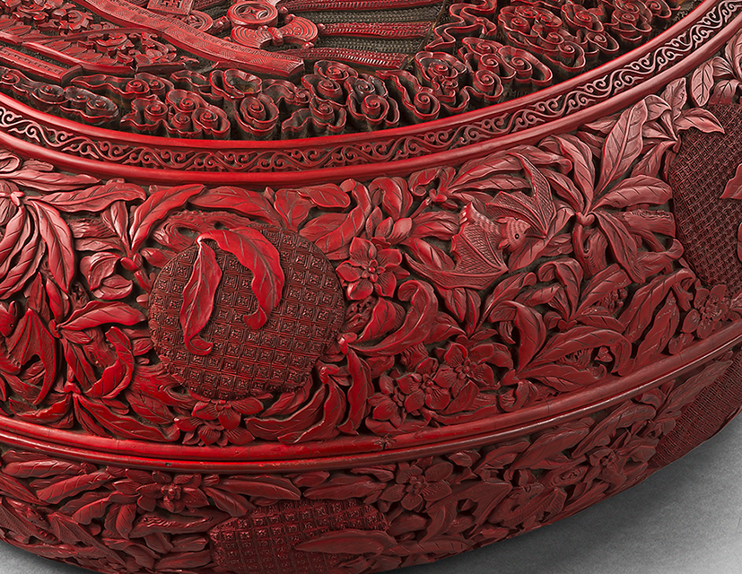 Chine - Époque Qianlong (1736-1795)Paire de boites en forme de pêche de longévité en laque rouge, noir, vert et jaune sculpté (détail).Dim
