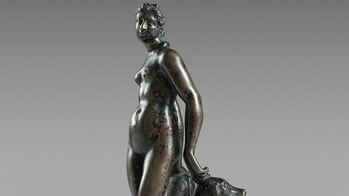 Attribué à Barthélemy Prieur (1536-1611), Nymphe dénudée prenant appui sur deux chiens... Un bronze attribué à Barthélemy Prieur