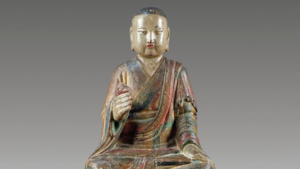 Chine, période Ming. Luohan, bois polychrome, h. 64 cm. Adjugé : 16 800 € Un luohan chinois d'époque Ming