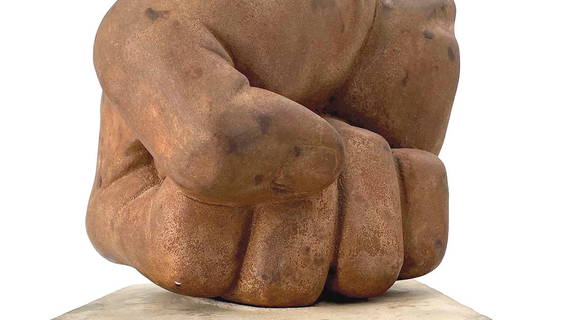 Liu Bolin (né en 1973), Poing de la liberté, 2008, sculpture en métal et bloc de... La Chine, entre présent et futur