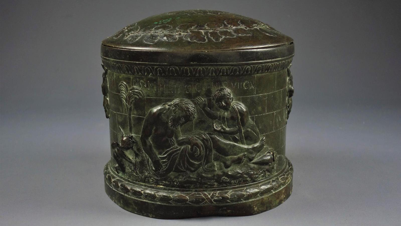 Urne en bronze à patine vert foncé de forme cylindrique, à décor en relief, inscription... Vase mystificateur à Soissons