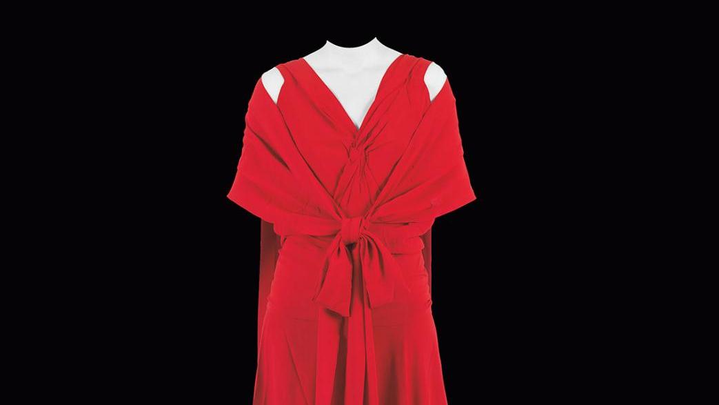 Madeleine Vionnet (1876-1975), années 1930, robe longue en crêpe rouge avec son dessous... Vionnet : l’art du drapé
