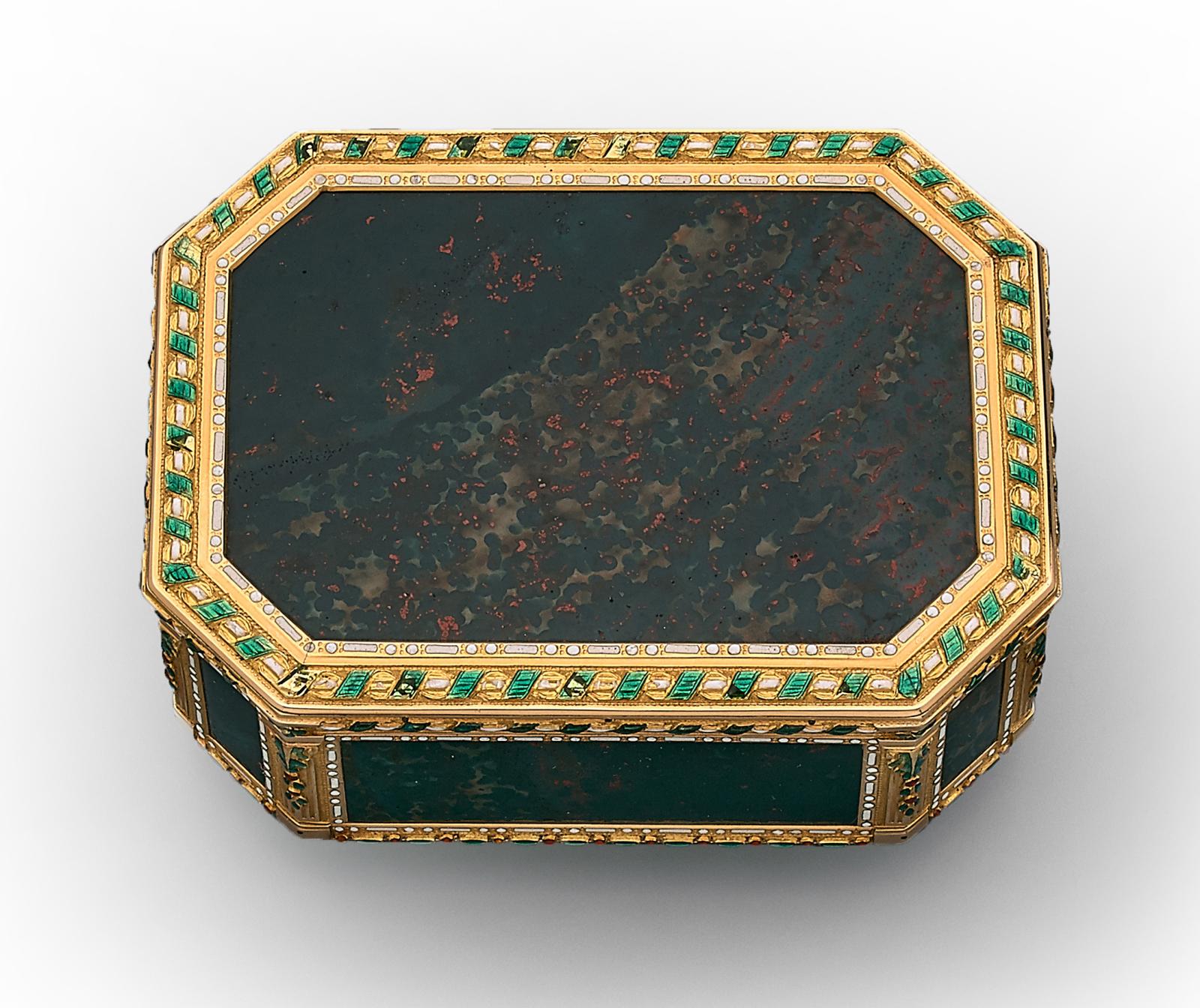 De la collection de tabatières en or du XVIIIe siècle, ce modèle en jaspe sanguin ressortait à 58 500 €. Ses encadrements ciselés de filets torsadés é