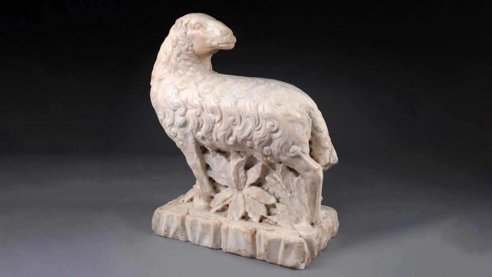 Italie, époque Renaissance. Agneau sculpté en marbre blanc, h. 42, l. 36,7 cm (base :... Un agneau de la Renaissance à consonance biblique