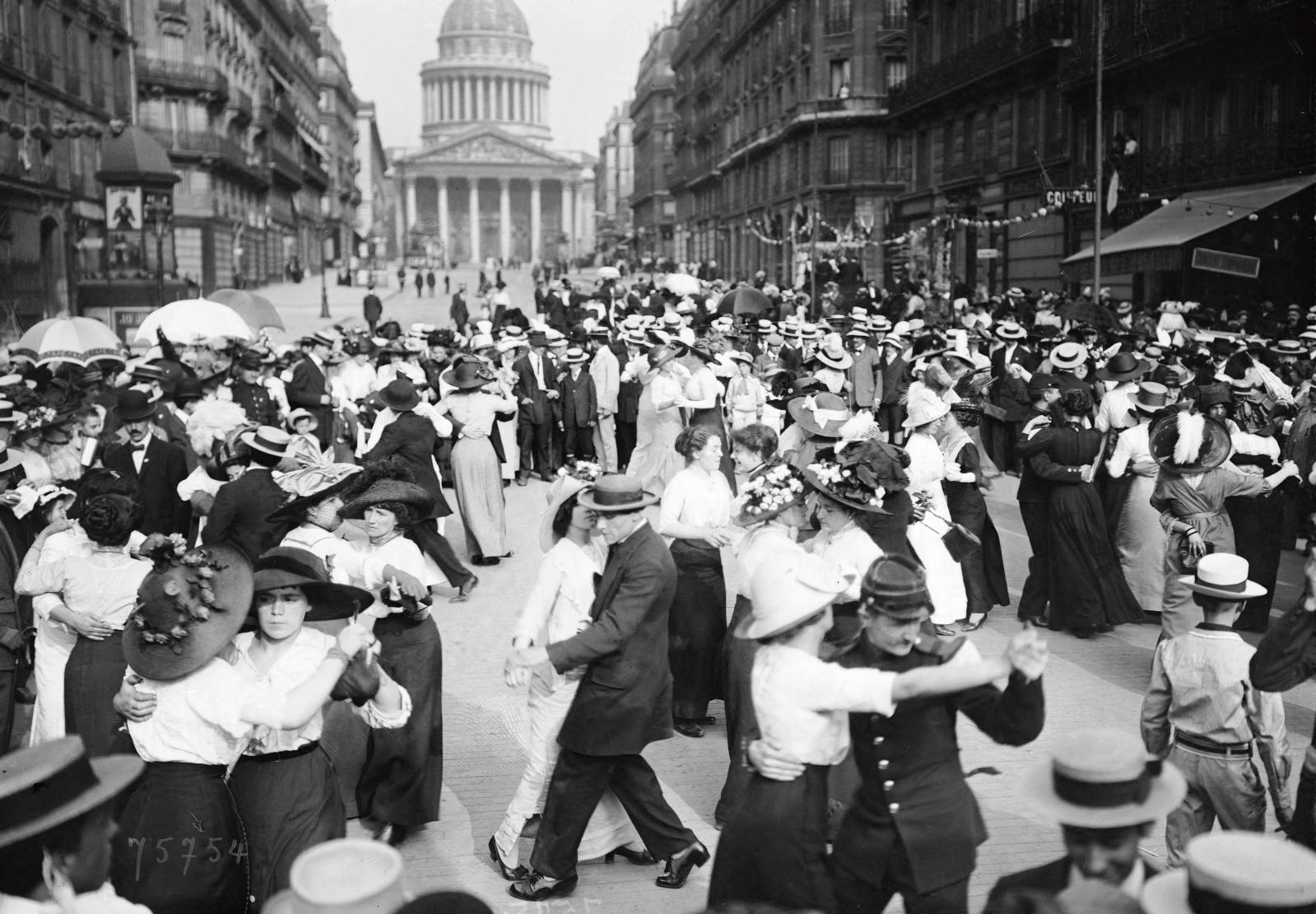 Anonyme, Bal du 14 juillet devant le Panthéon, rue Soufflot, Paris Ve, 1912. © Maurice-Louis Branger/Roger-Viollet 