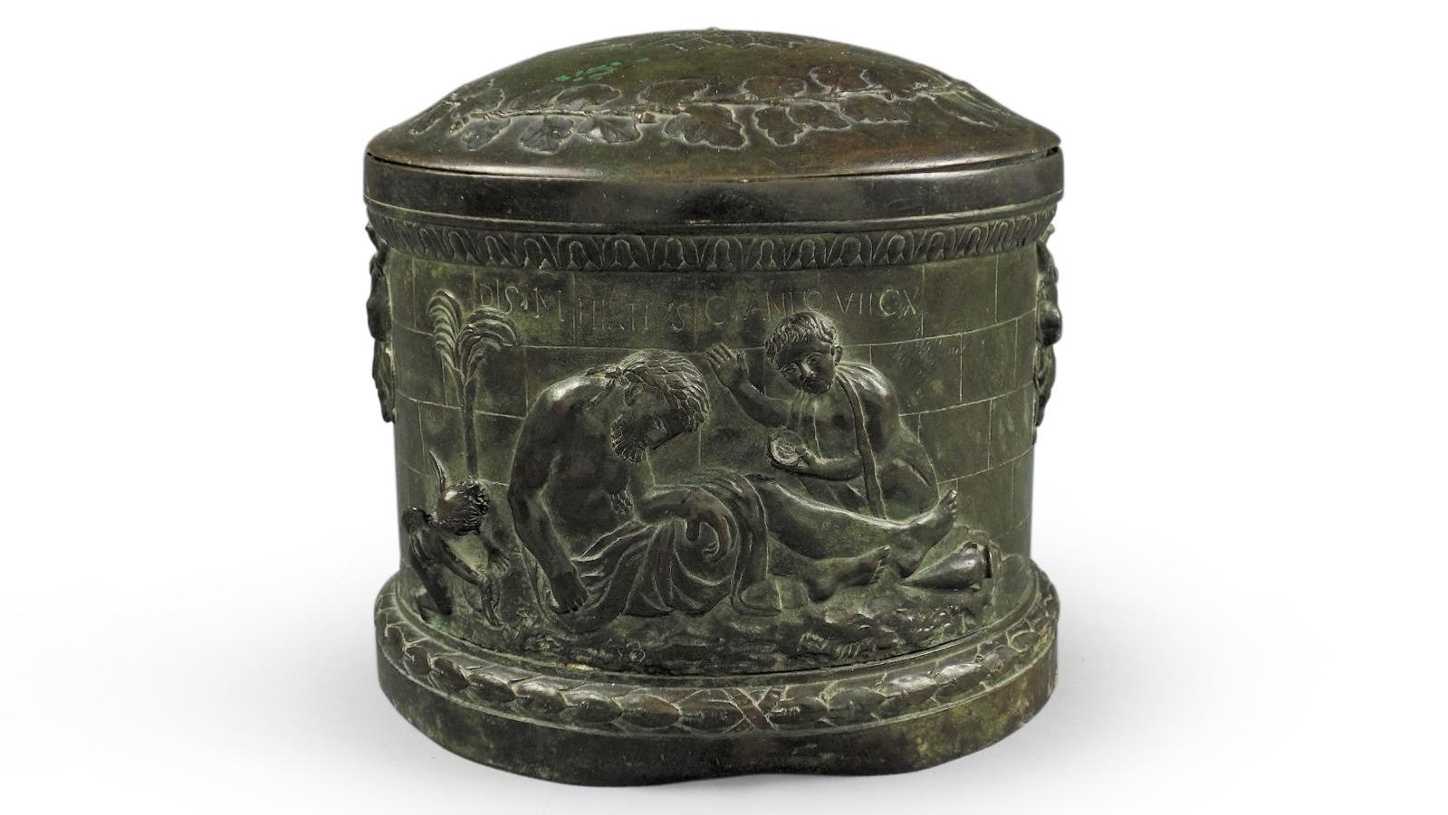 Urne en bronze à patine vert foncé de forme cylindrique, à décor en relief, inscriptiongravée... L’urne mystérieuse d’Hirtius