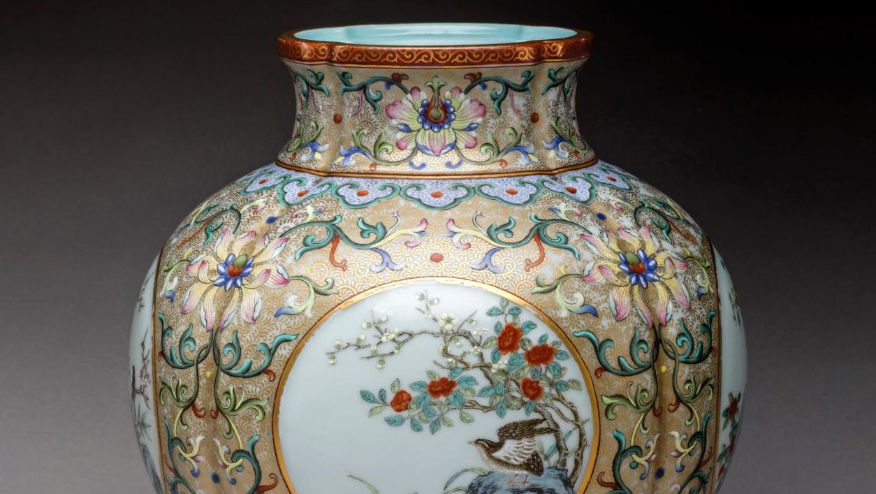 Chine, époque Qianlong (1736-1795). Petit vase en forme de grenade à quatre faces... De bons augures