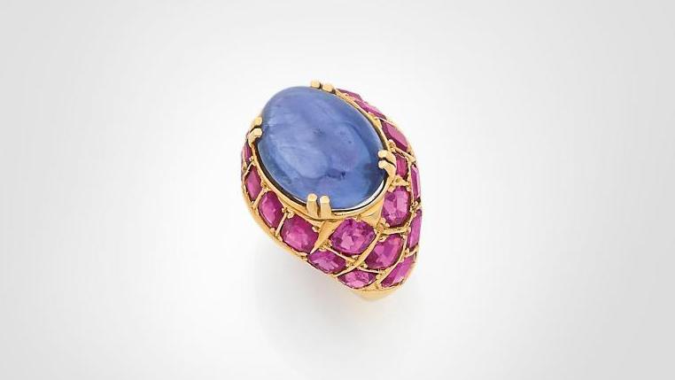 Suzanne Belperron (1900-1983), dome ring, 19.15 ct cabochon sapphire, ruby paving,... Jewelry Under the Spotlight 