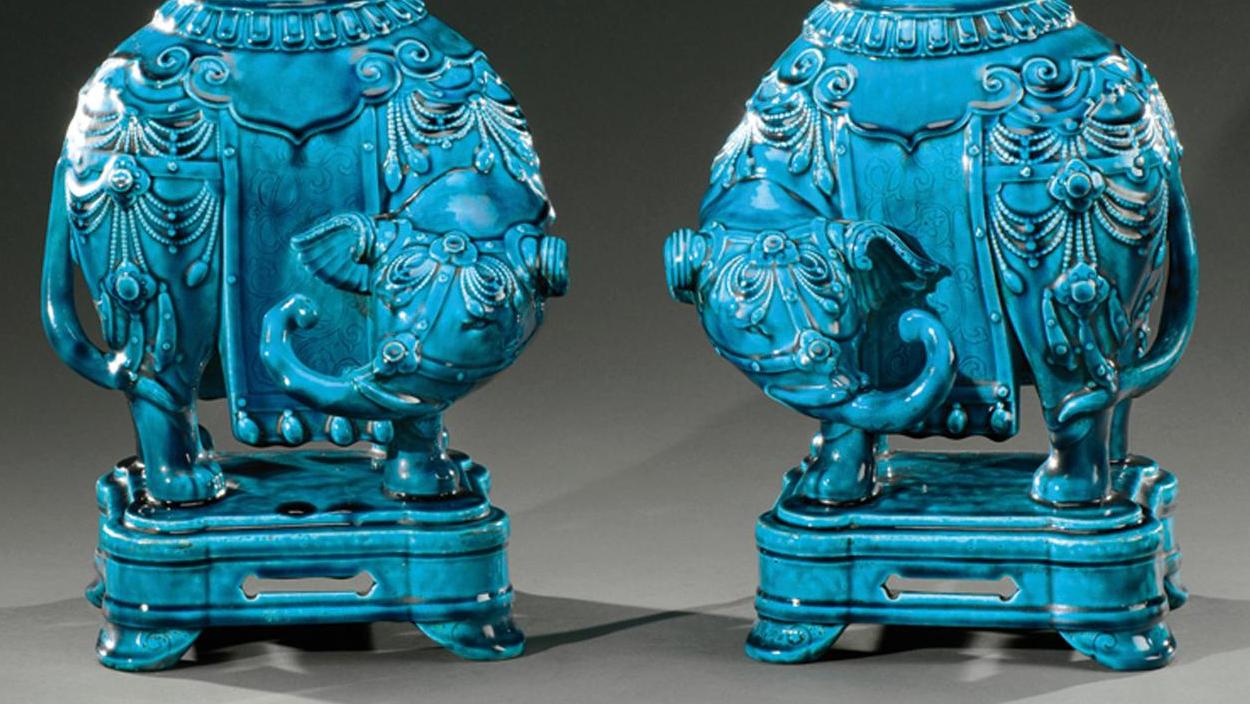 61 200 € Théodore Deck (1823-1891), paire de vases à panse bombée et col évasé en... Cote : Théodore Deck