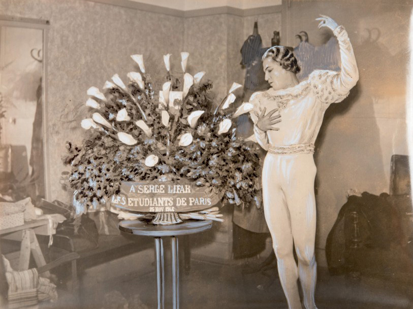 252 € Ballets russes, portrait de Serge Lifar, tirage argentique de 1946 rehaussé à l’encre blanche et noire, tampon de Libé-Soir, 18 x 24