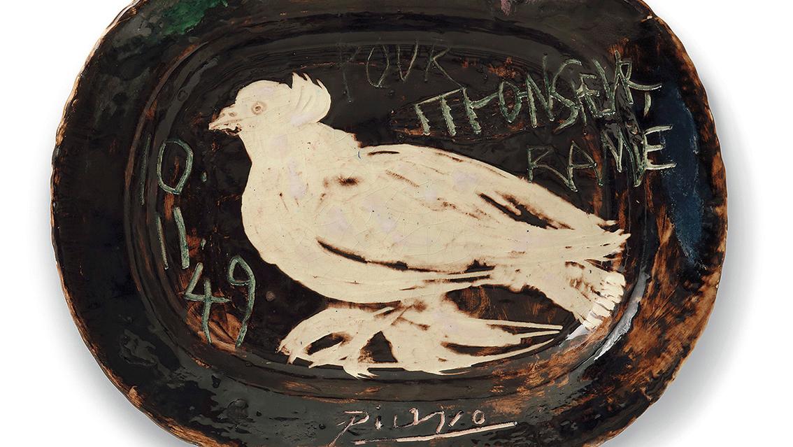 Pablo Picasso (1881-1973), plat Colombe, 1949, faïence à décor incisé et peint aux... Une colombe de Picasso pour les Ramié