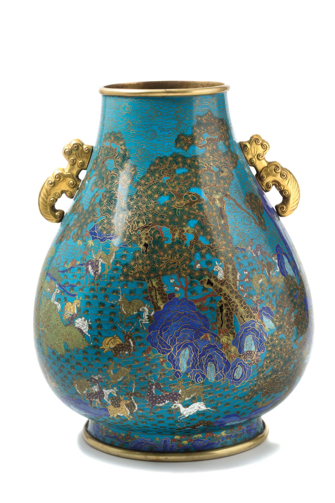 Après le Japon, voici des émaux cloisonnés version chinoise, avec une paire de vases « hu » de la période Jiaqing (1796-1820). Dotés d’ans