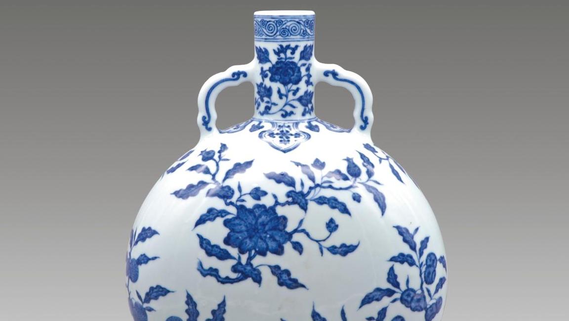 Chine, XXe siècle. Gourde de forme lunaire «baoyueping», décor floral en bleu de... De Pékin à Versailles, les arts princiers