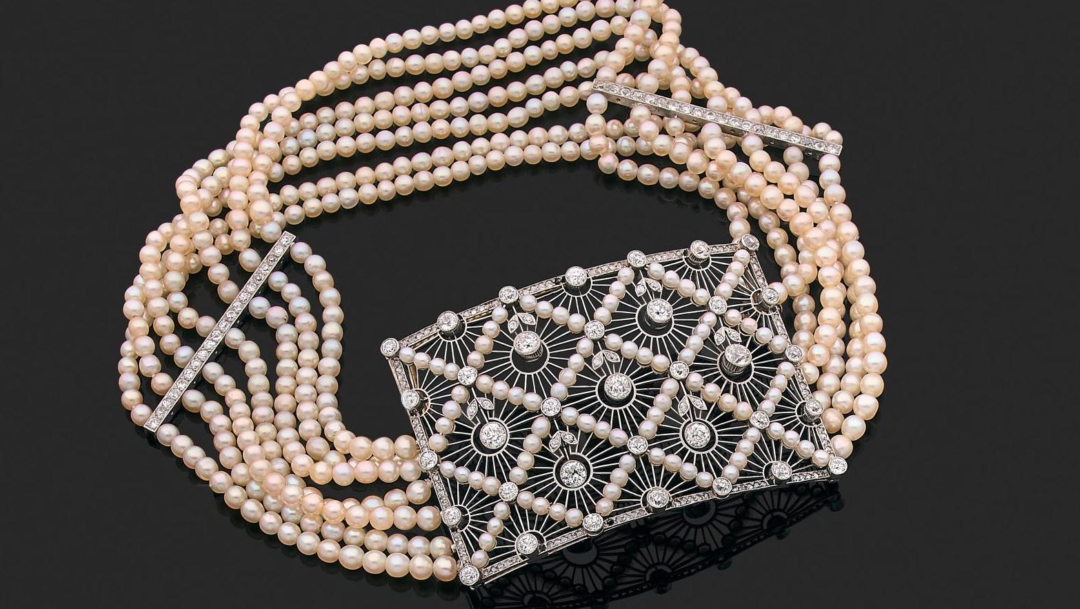 18 200 € Vers 1910. Collier ras de cou composé de sept rangs de perles fines, motif... Cote : Bas les pattes mon collier ! 