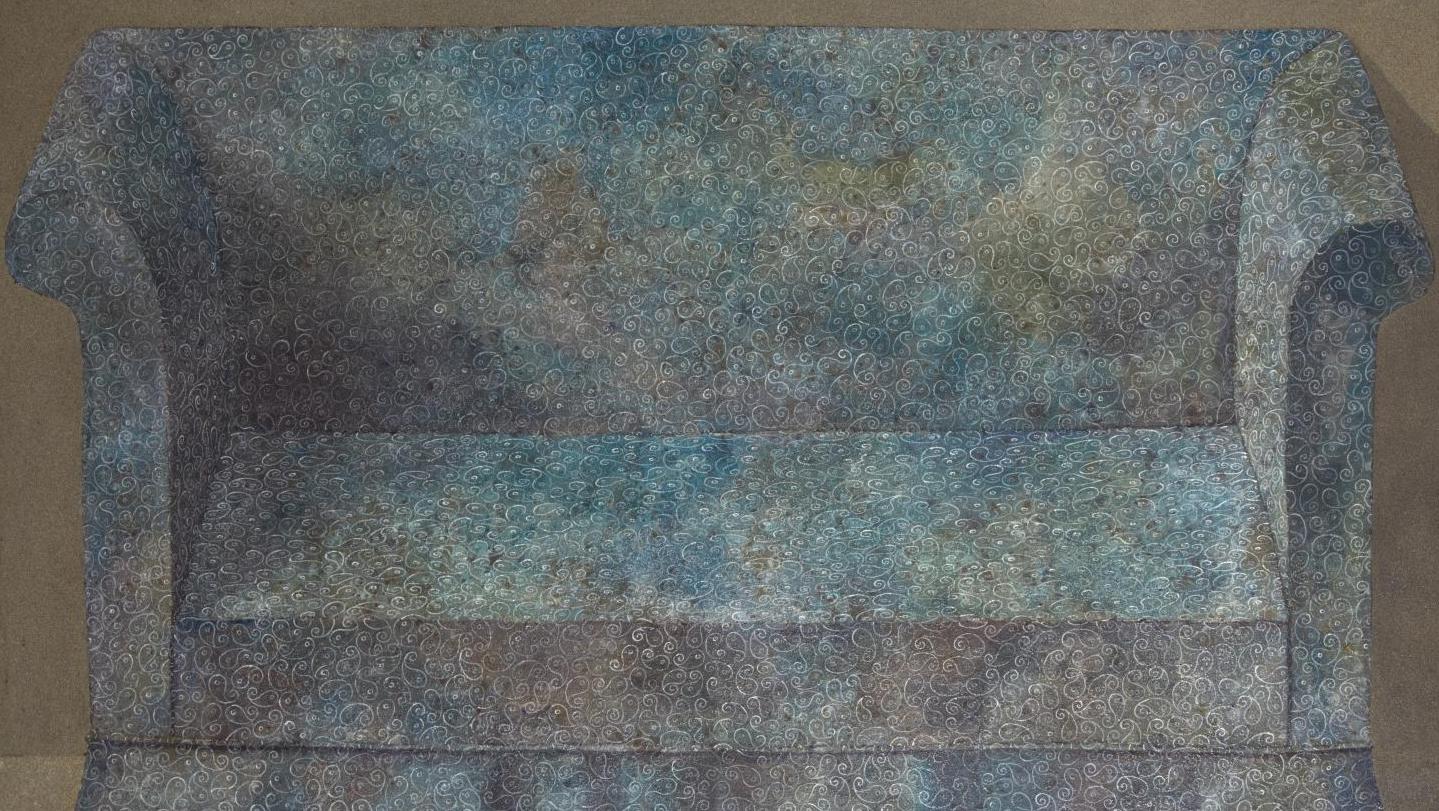 Domenico Gnoli (1933-1970), Le Canapé bleu, 1964, acrylique et sable sur toile, 97 x 147 cm.... Domenico Gnoli, un peintre hyperréaliste aussi discret que coté