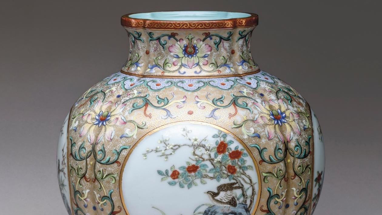 Chine, époque Qianlong (1736-1795), vase en forme de grenade à quatre faces en porcelaine... L’empereur Qianlong fêté à Vendôme
