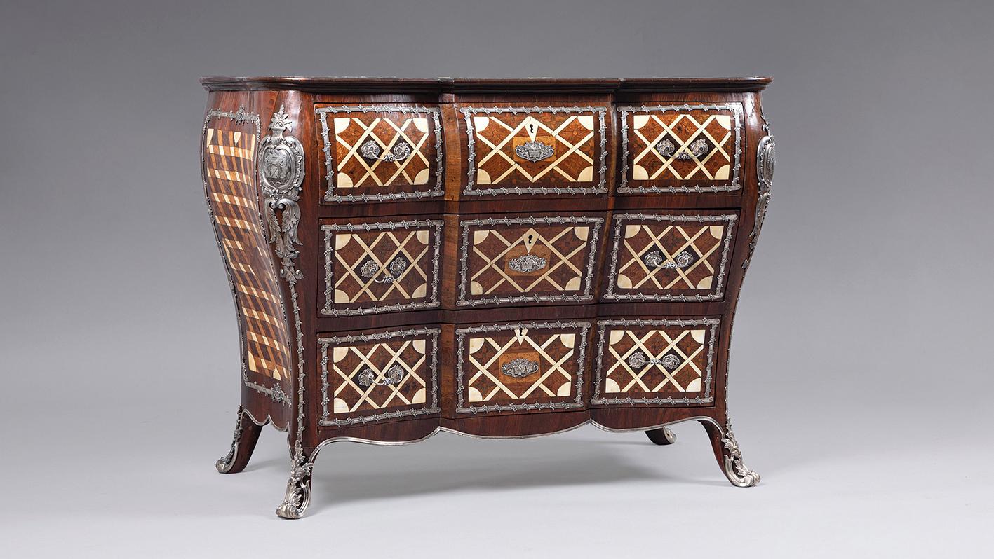 Russian craftsmanship from c. 1762-1765. Chest of drawers with veneering in rosewood,... Eclectic Treasures from the Paul-Louis Weiller Collection