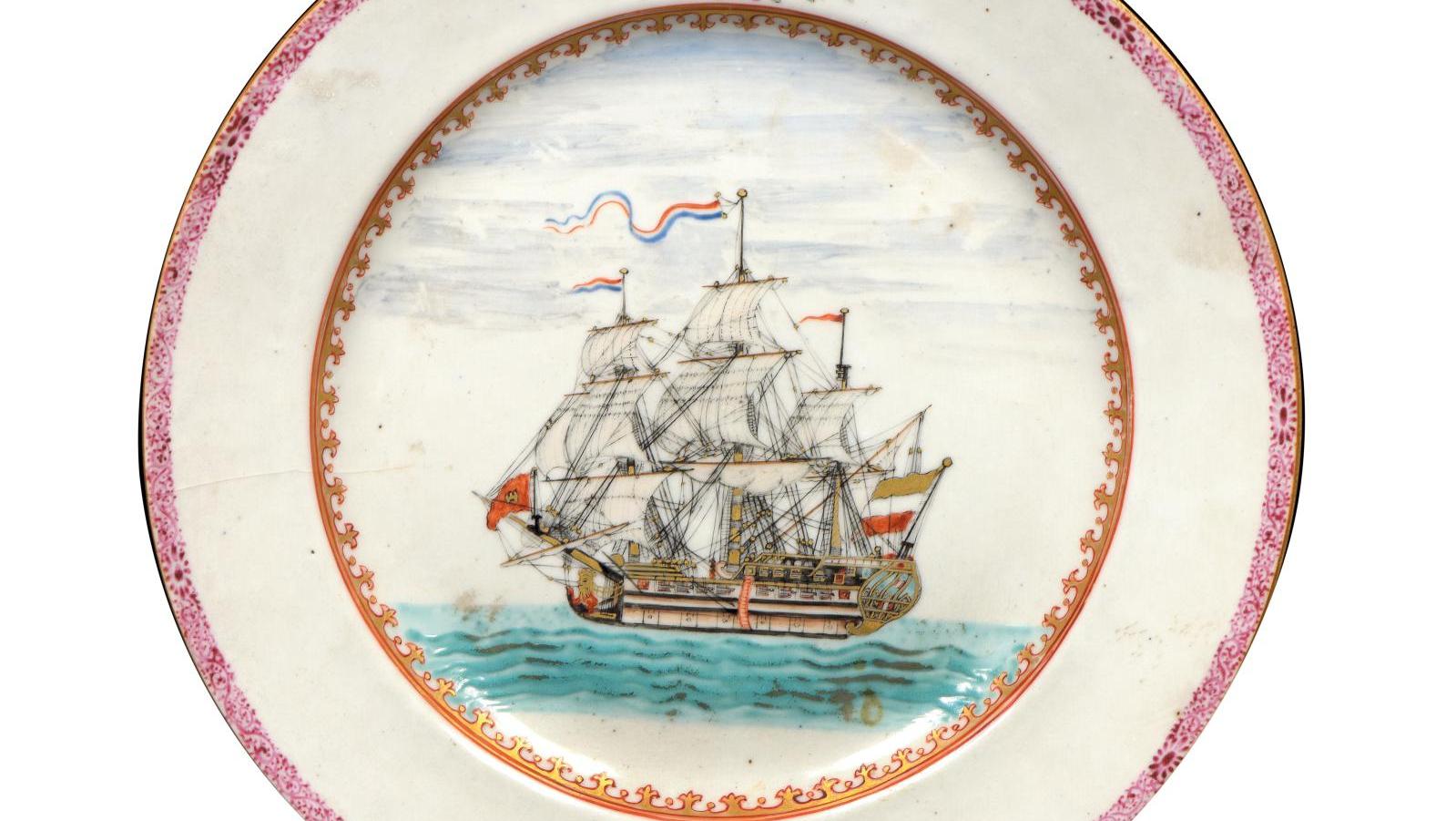 Période Qianlong (1736-1795). Assiette en porcelaine de la «famille rose» à décor... À bord du Vrijburg