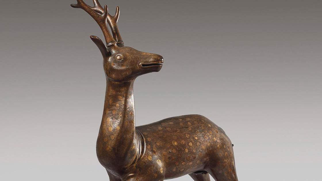 China, Qianlong period (1736-1795). Bronze deer with traces of gilding, standing... Delacroix and a Qianlong Bronze